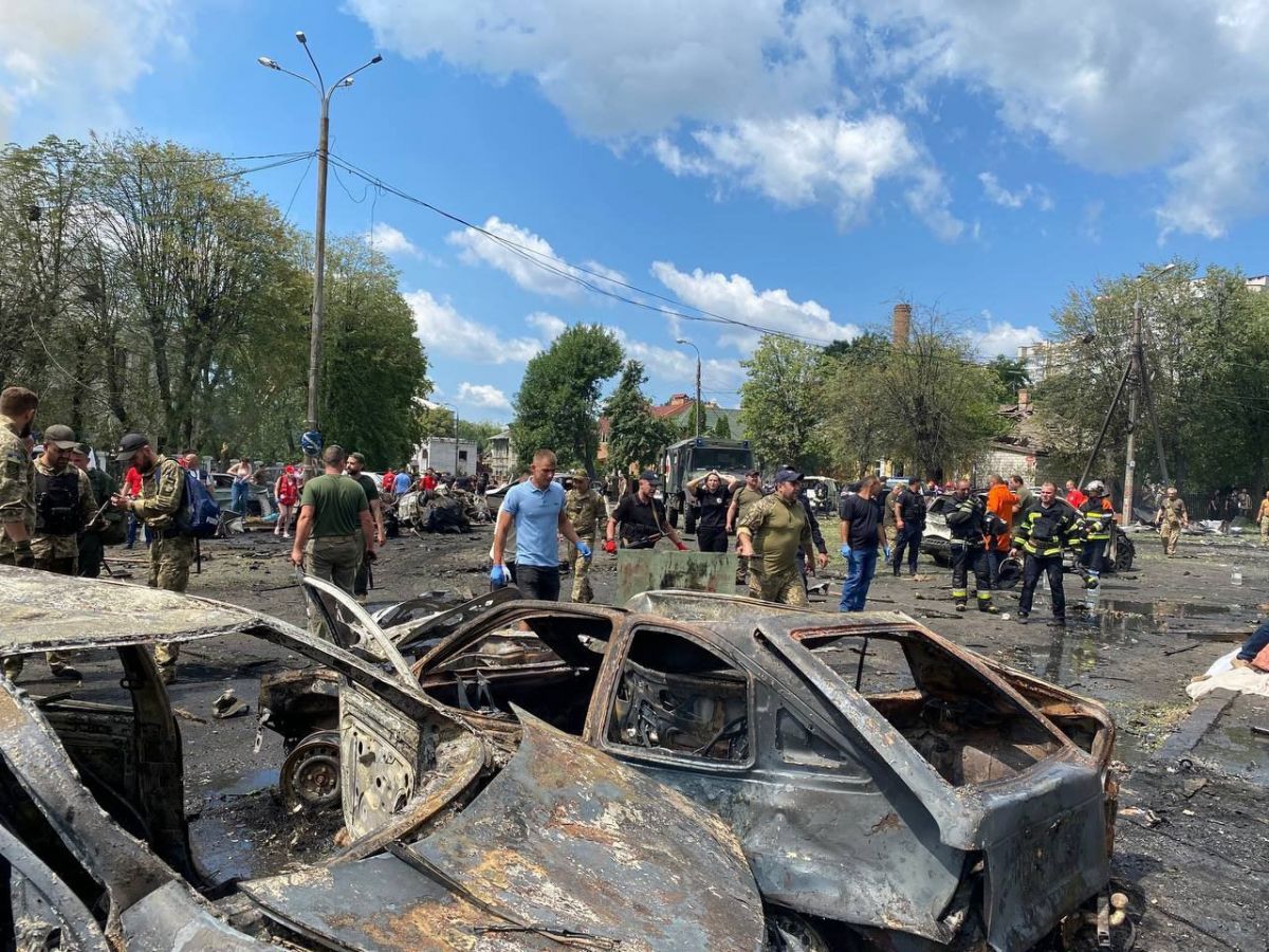 Наслідки ракетного удару у Вінниці. Фото: ДСНС
