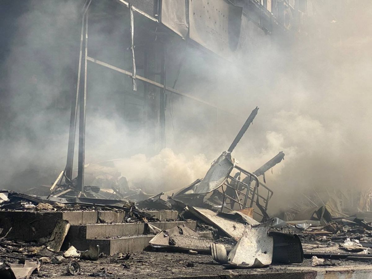 Наслідки ракетного удару у Вінниці. Фото: ДСНС