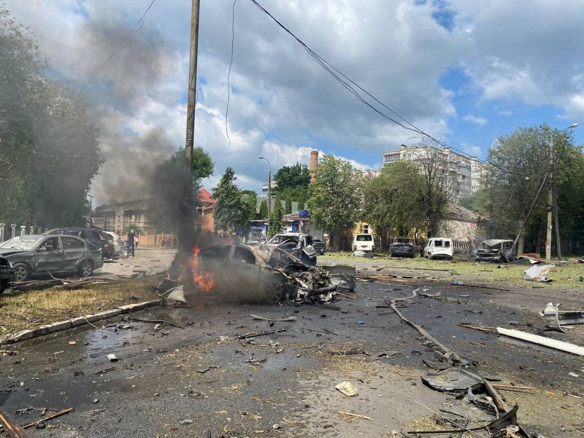 Наслідки ракетного удару у Вінниці. Фото: ДСНС