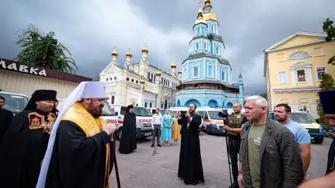 УПЦ и Благотворительный фонд Вадима Новинского передали 10 машин скорой помощи Харьковской общине