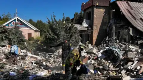 Частично разрушена гостиница в Бахмуте Донецкой области. Фото: ГосЧС Донецкой области
