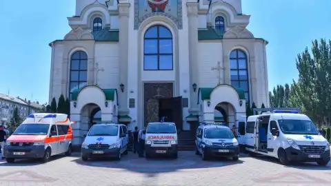 УПЦ и Благотворительный фонд Вадима Новинского передали уже 14 автомобилей скорой помощи Запорожью