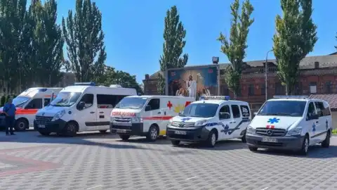 УПЦ и Фонд Вадима Новинского передали 81 машину скорой помощи общинам Украины