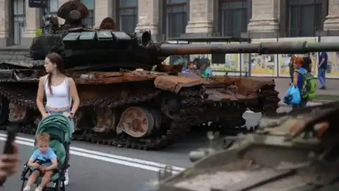 Уничтоженная военная техника РФ на Крещатике. Фото: pravda.com.ua