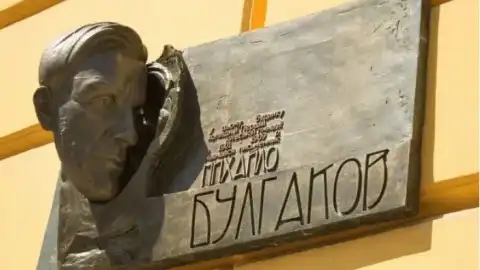 Мемориальная доска, демонтированная с фасада здания КНУ имени Шевченко. Фото из открытых источников