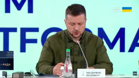 Володимир Зеленський. Фото: скрін-шот трансляції Кримської платформи 