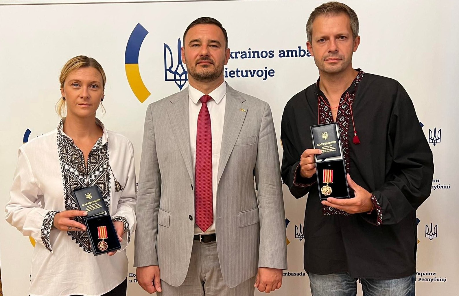 Нагороди від ЗСУ литовським медійникам. Фото: facebook.com.
