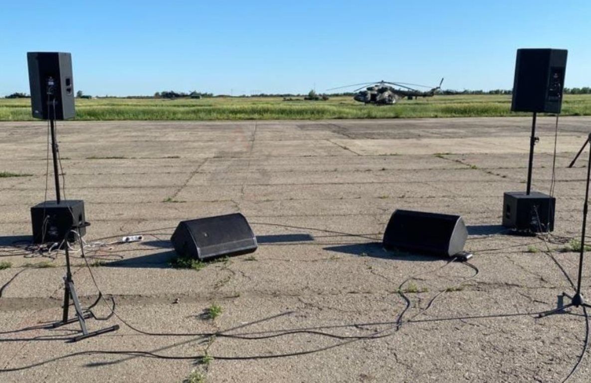 Ми-8 військових Росії на смузі біля авіаційно-технічного музею Луганська. Серпень 2022. Україна, Фото з соцмереж