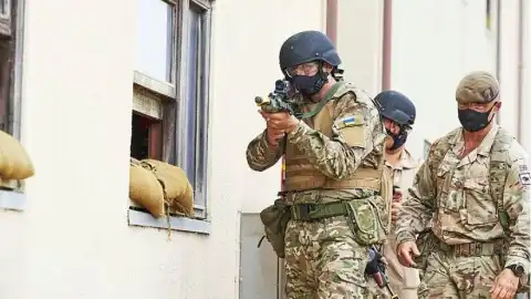 Обучение украинских военных. Фото: Floru Azqueta/El Mundo