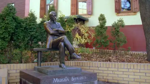 Памятник Булгакову у его дома-музея в Киеве. Фото из открытых источников