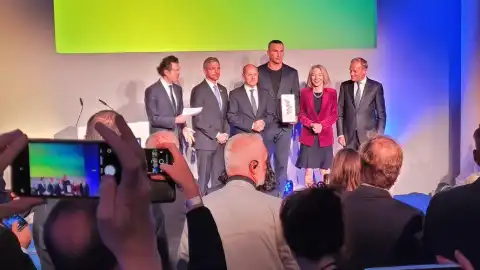Владимир Кличко передаст премию для украинского народа M100 Media Award в Нацмузей истории