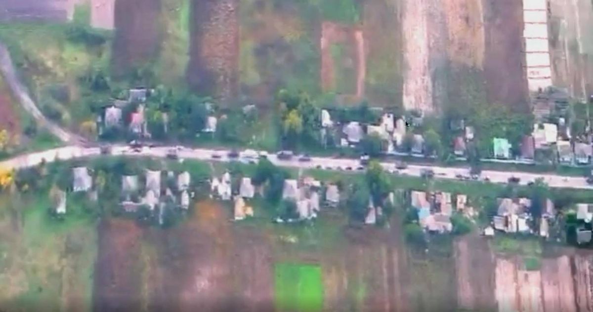 Колона російських військ. Фото: Юрій Бутусов