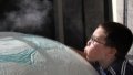 A boy watches the mist spewed by the model of "Moon of Saturn (Enceladus)" at NASA's Jet Propulsion Laboratory in Los Angeles, the United States. Photo by Xinhua/Yang Lei.