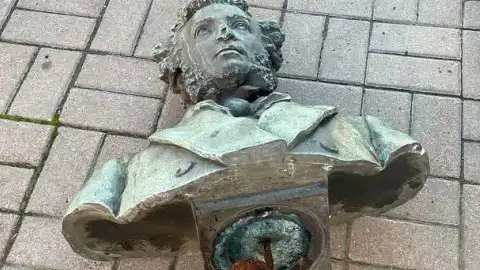 Зруйноване погруддя Пушкіну в Києві. Фото з відкритих джерел