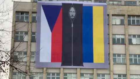 Банер з Путіним на будівлі МВС Чехії.