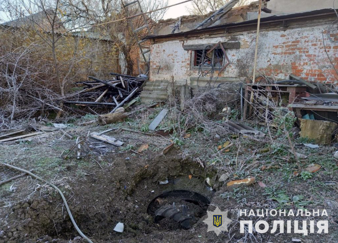 Воронка після обстрілу Запорізької області. Фото: Нацполіція