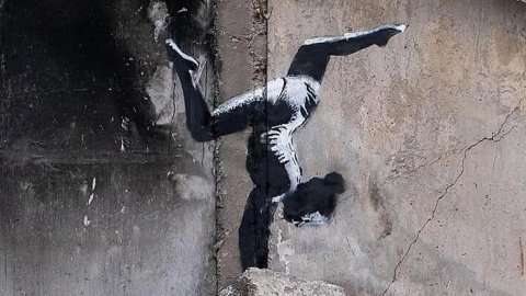 Бенкси опубликовал видео создания граффити на разрушенных домах Киевской области