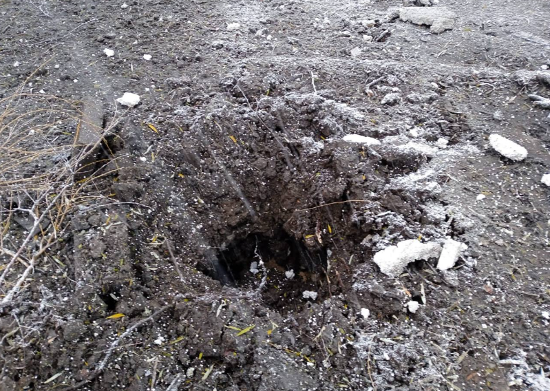 Воронка внаслідок обстрілу в Куп'янську. Фото: facebook/Харківська ОДА