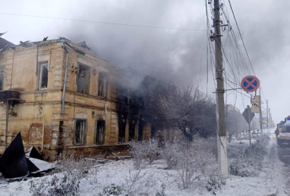 Окупанти влучили в поліклініку та житловий будинок у Куп'янську. Фото: facebook/Харківська ОДА