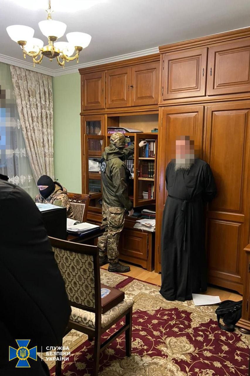 Обшуки у Чернівецько-Буковинської єпархії УПЦ (МП). Фото: СБУ