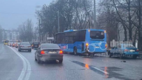 У Дніпрі сильна ожеледиця, громадський транспорт майже зупинився
