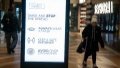 People walk past a sign recommending face masks in a mall in New York, the United States. Photo by Michael Nagle/Xinhua.