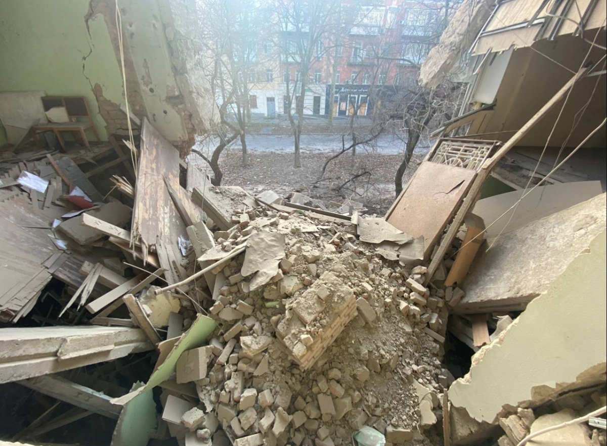 Наслідки російського обстрілу по центру Херсона. Фото: telegram/Херсонська ОВА