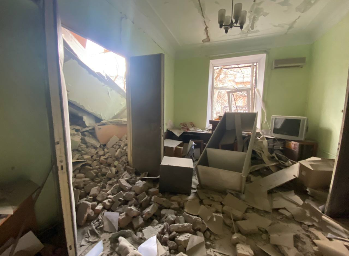 Вкотре постраждала адмінбудівля. Фото: telegram/Херсонська ОВА