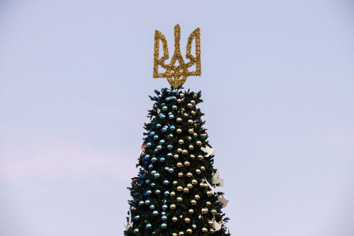 Верхівку ялинки вінчає герб України. Фото: КМДА