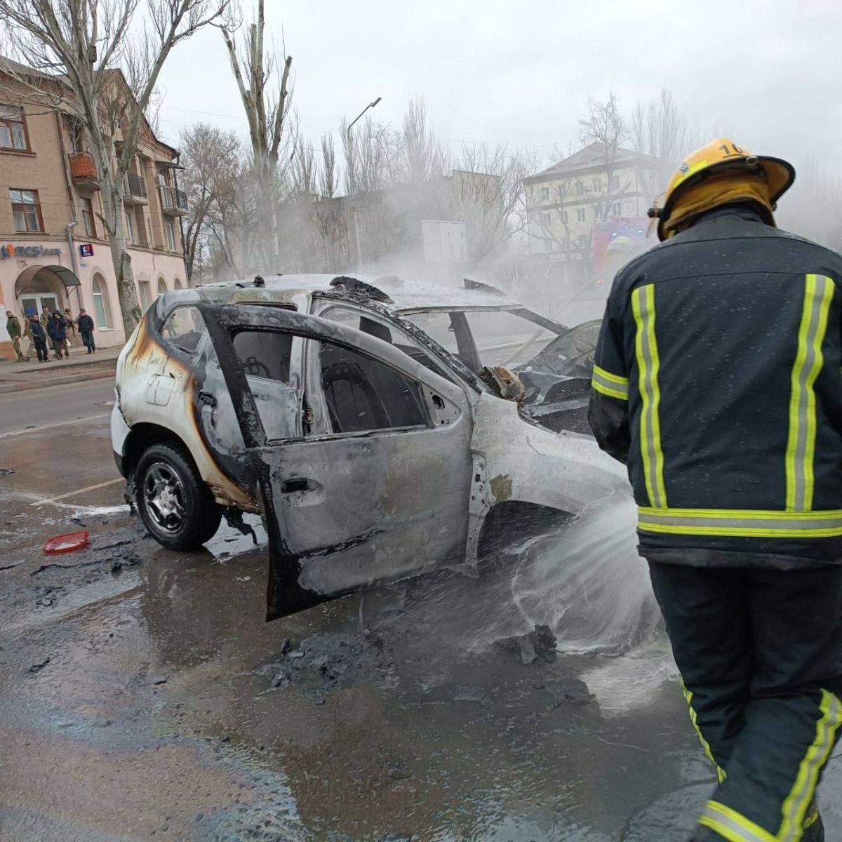 Наслідки вибуху автомобіля з окупантами в центрі Мелітополя. Фото: Центр національного спротиву