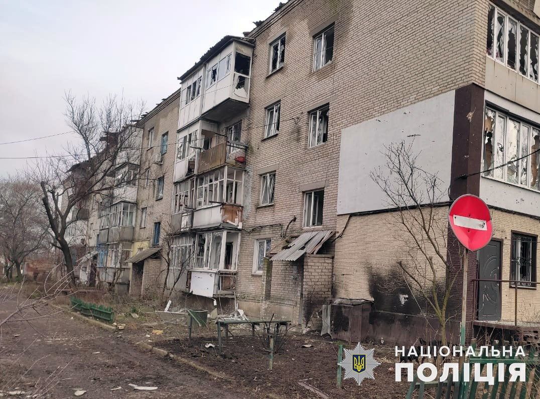 Пошкоджена будівля через обстріли окупантів. Фото: Національна поліція