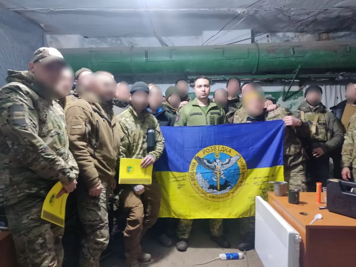 Генерал-майор Буданов з українськими військовими в Бахмуті. Фото: ГУР МО