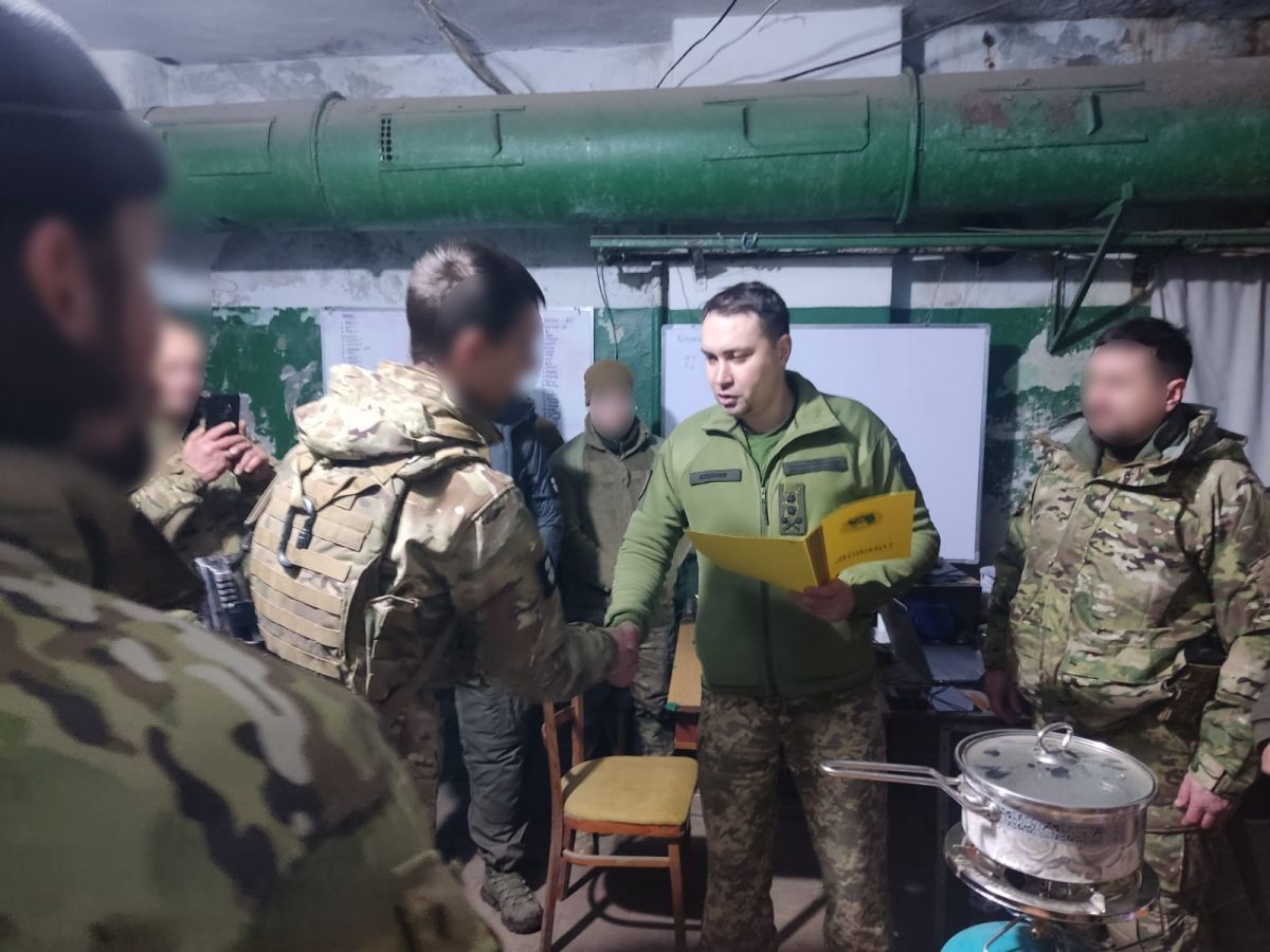 Нагородження одного з воїнів. Фото: ГУР МО