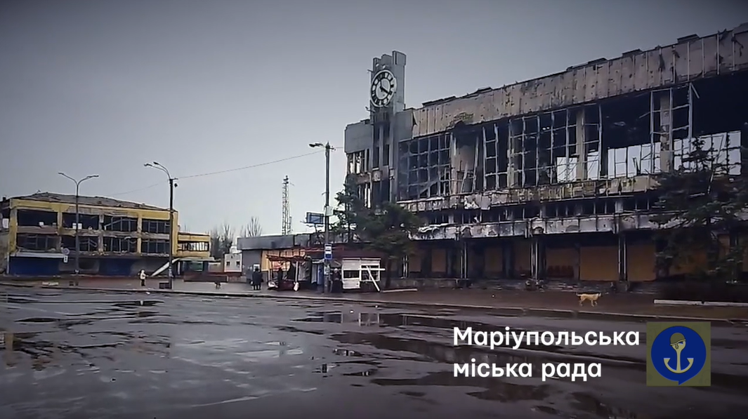 Зруйнований залізничний вокзал у Маріуполі. Фото: Маріупольська міська рада