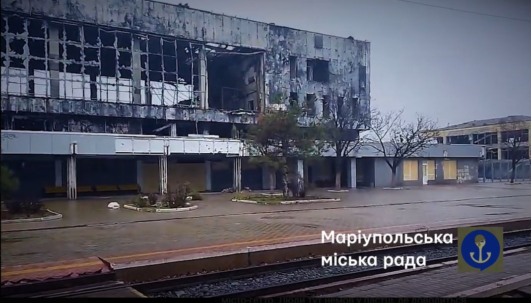 Залізничний вокзал перетворився на руїни. Фото: Маріупольська міська рада