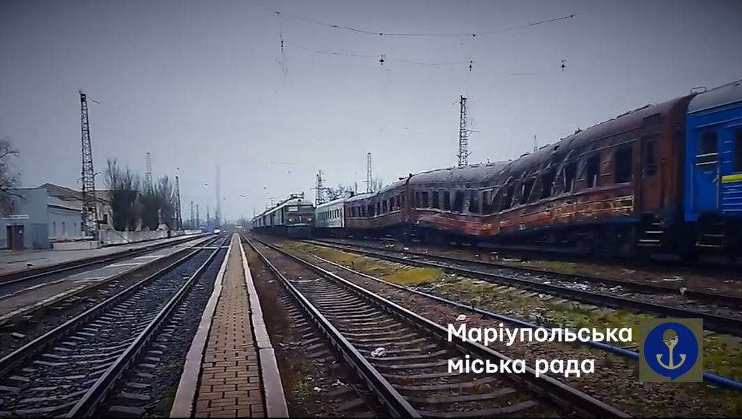 Понівечений потяг на залічничному вокзалі. Фото: Маріупольська міська рада