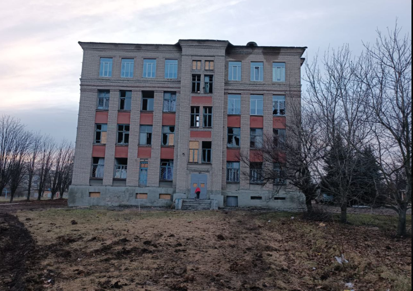 Пошкоджена будівля в результаті нічного обстрілу окупантами Донеччини. Фото: telegram/Донецька ОВА 