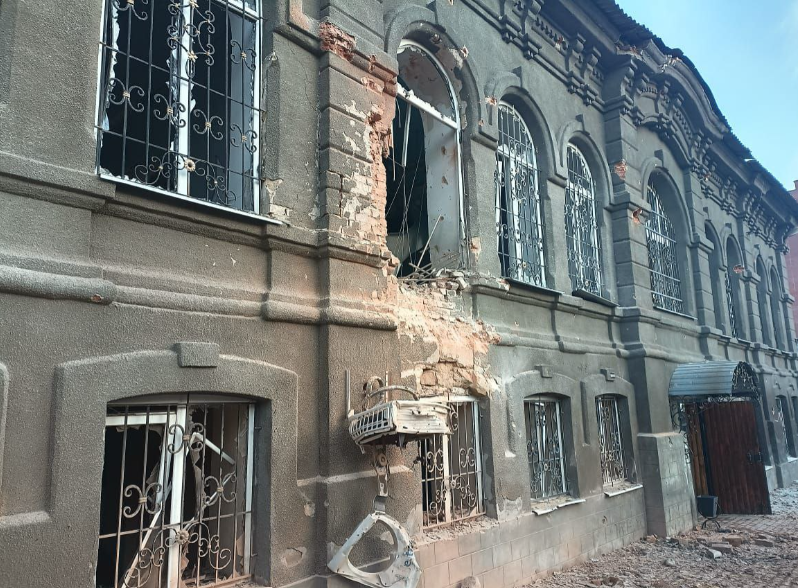 Поврежденное российскими обстрелами здание.  Фото: telegram/Донецкая область