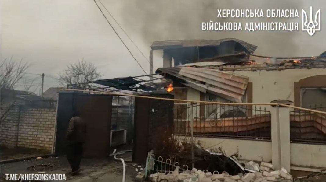 Пошкоджений будинок унаслідок російського обстрілу. Фото: telegram/Херсонська ОВА