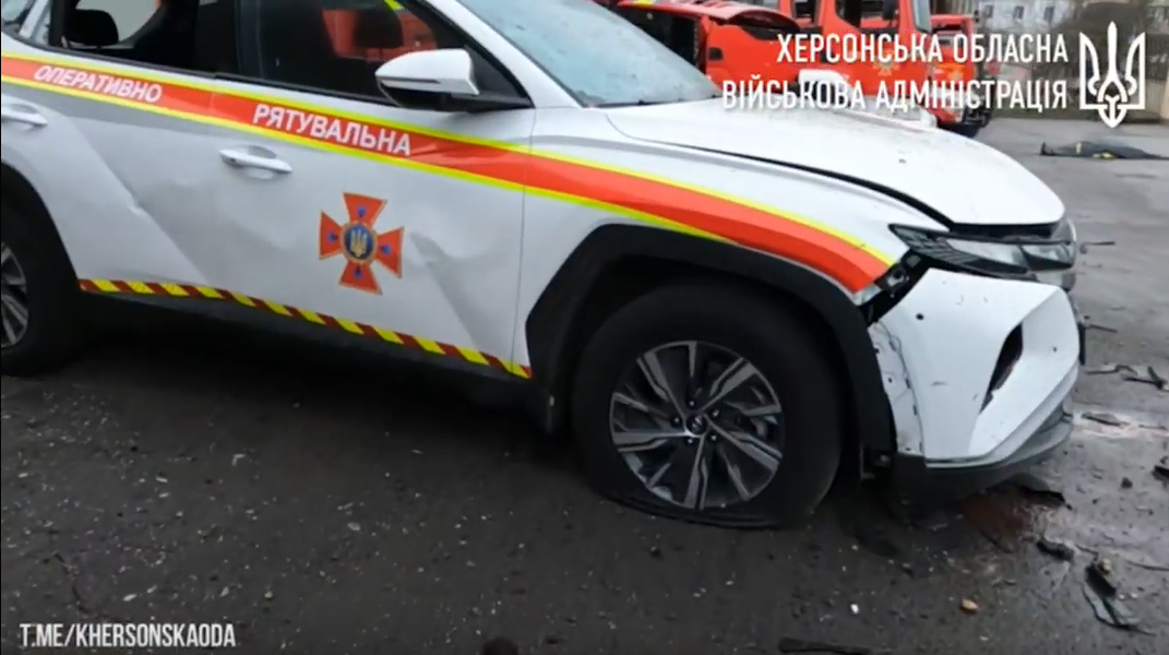 Пошкоджений автомобіль рятувальників. Фото: telegram/Херсонська ОВА