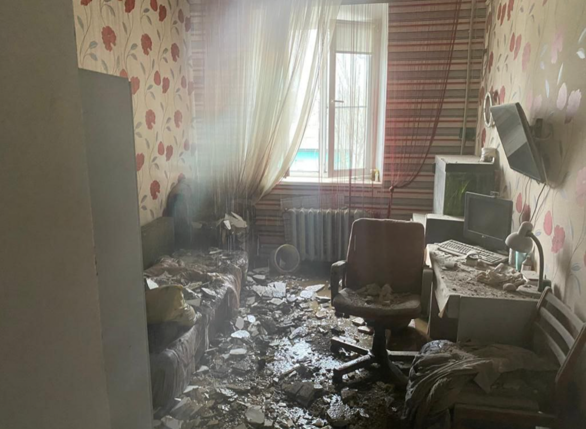 Наслідки російського обстрілу по центру Курахового. 
