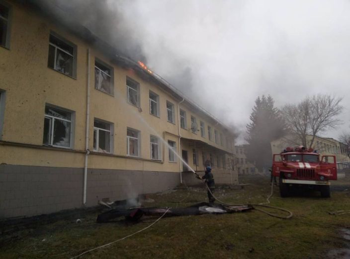 Пожежа в ліцеї сталася внаслідок російських обстрілів. Фото: telegram/Харківська ОВА