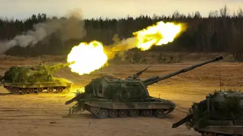 Российские 152-мм самоходные гаубицы 2С19 "МСТА-С". Фото из открытых источников