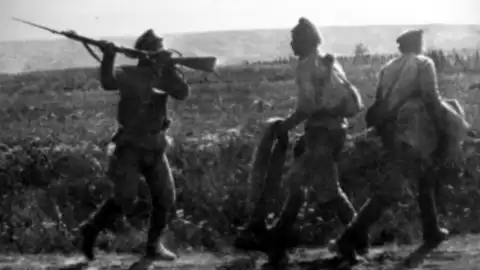 Російський солдат намагається зупинити дезертирів. Джерело: uk.wikipedia.org