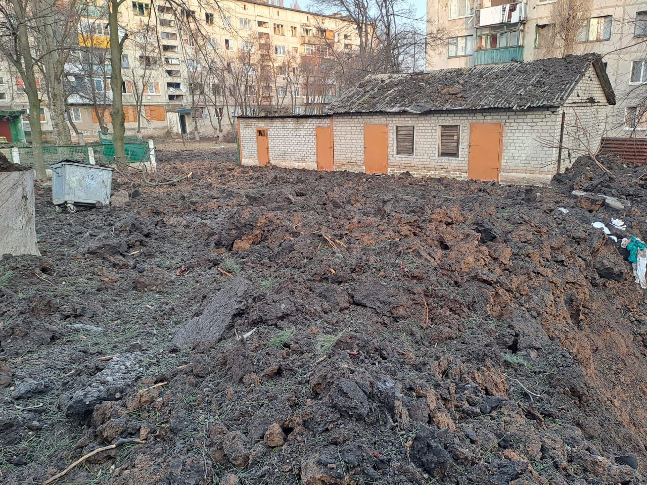Вирва від російської ракети. Фото: t.me/pavlokyrylenko_donoda