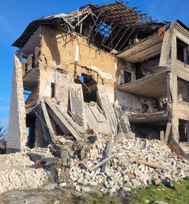 У школі на Херсонщині поліціянти виявили не розірвані російські касетні боєприпаси. Фото: