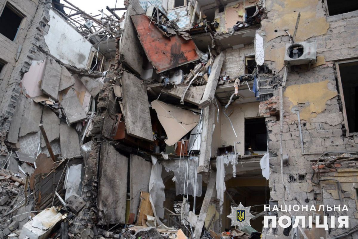 Последствия российского ракетного удара по четырехэтажке в Краматорске.  Фото: Нацполиция