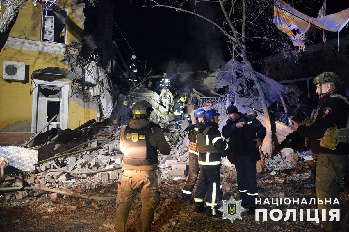 Уночі окупанти завдали ракетного удару по будинку в Краматорську. Фото: Нацполіція