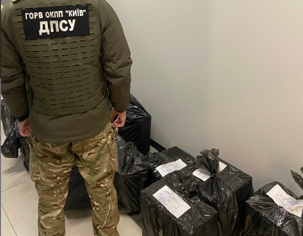 Правоохоронці вилучили речі, які можуть бути використані, як докази протиправної діяльності. Фото: ДПСУ