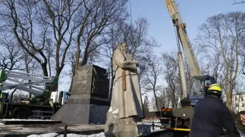 Демонтаж пам'ятника генералу Ватутіну в Києві. Фото з відкритих джерел
